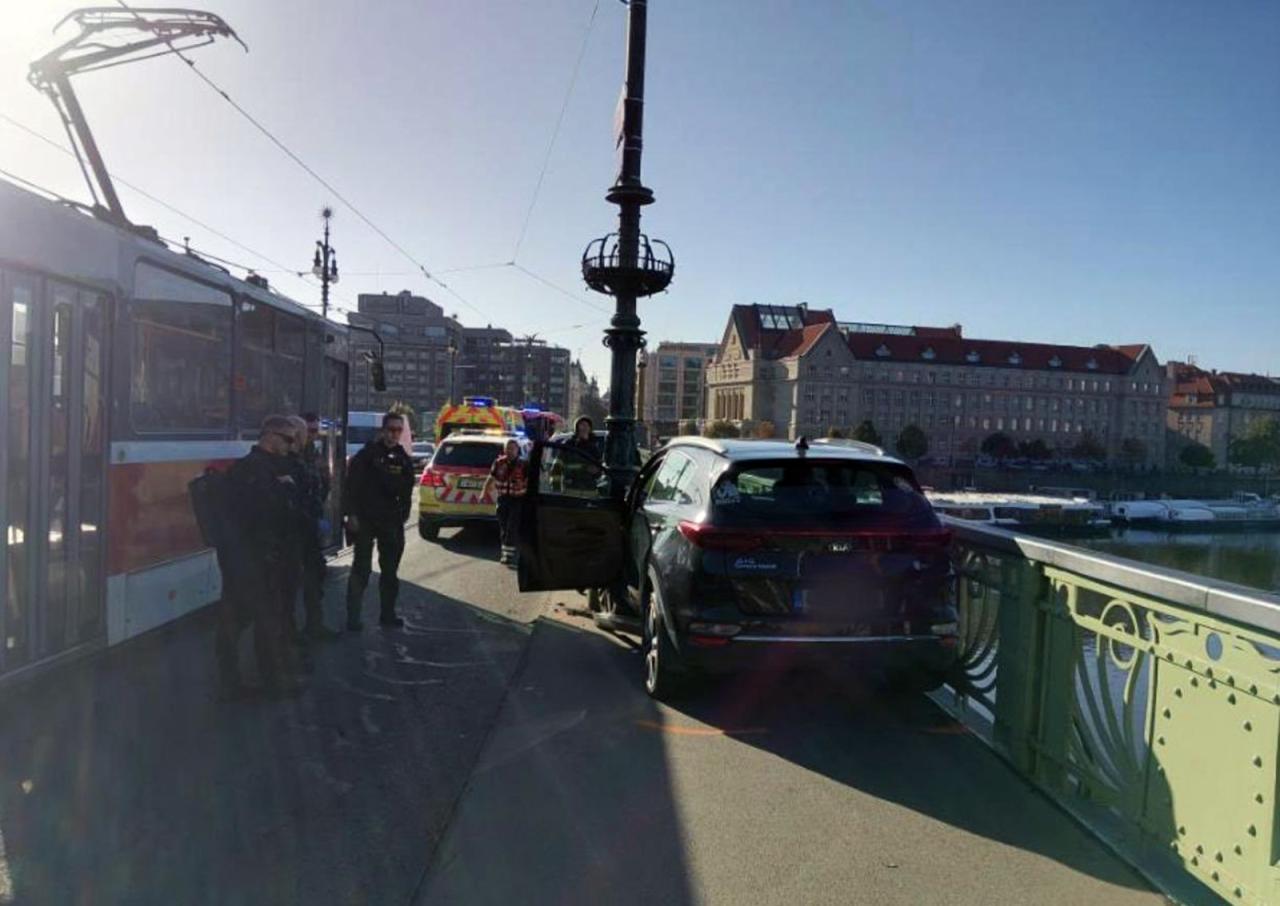 Легковушка сбила двух пешеходов на тротуаре в центре Праги