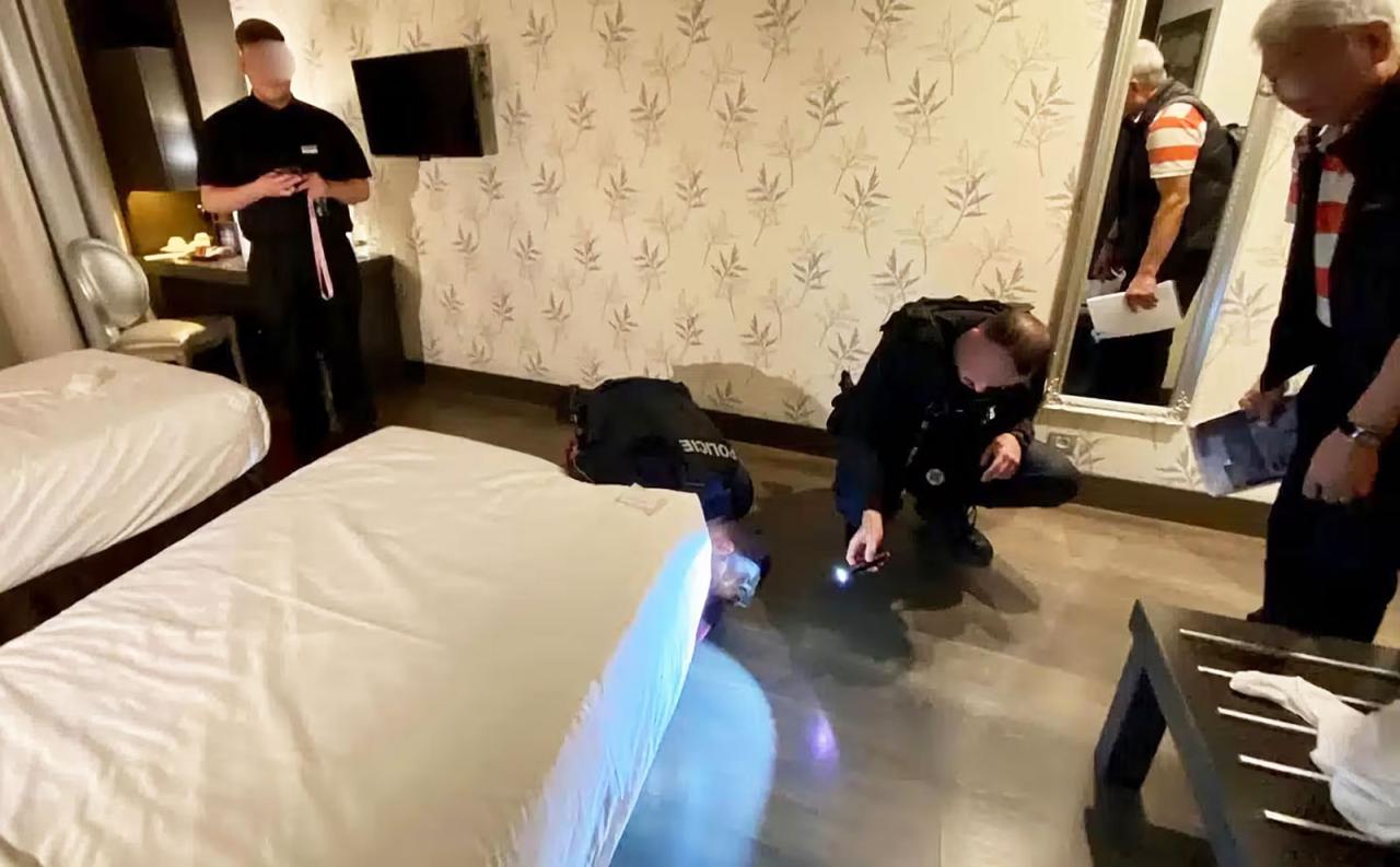 В Чехии турист в пятизвездочном отеле обнаружил под кроватью незнакомого мужчину