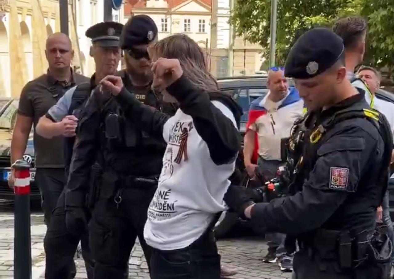 На митинге коммунистов в Праге задержали мужчину со значком «Z»