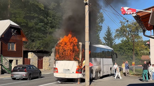 В Чехии во время движения загорелся автобус