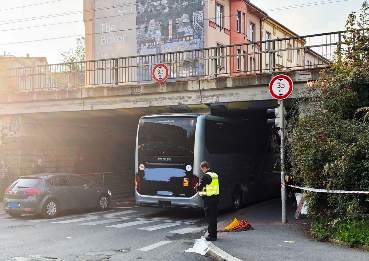 В Праге под мостом застрял автобус