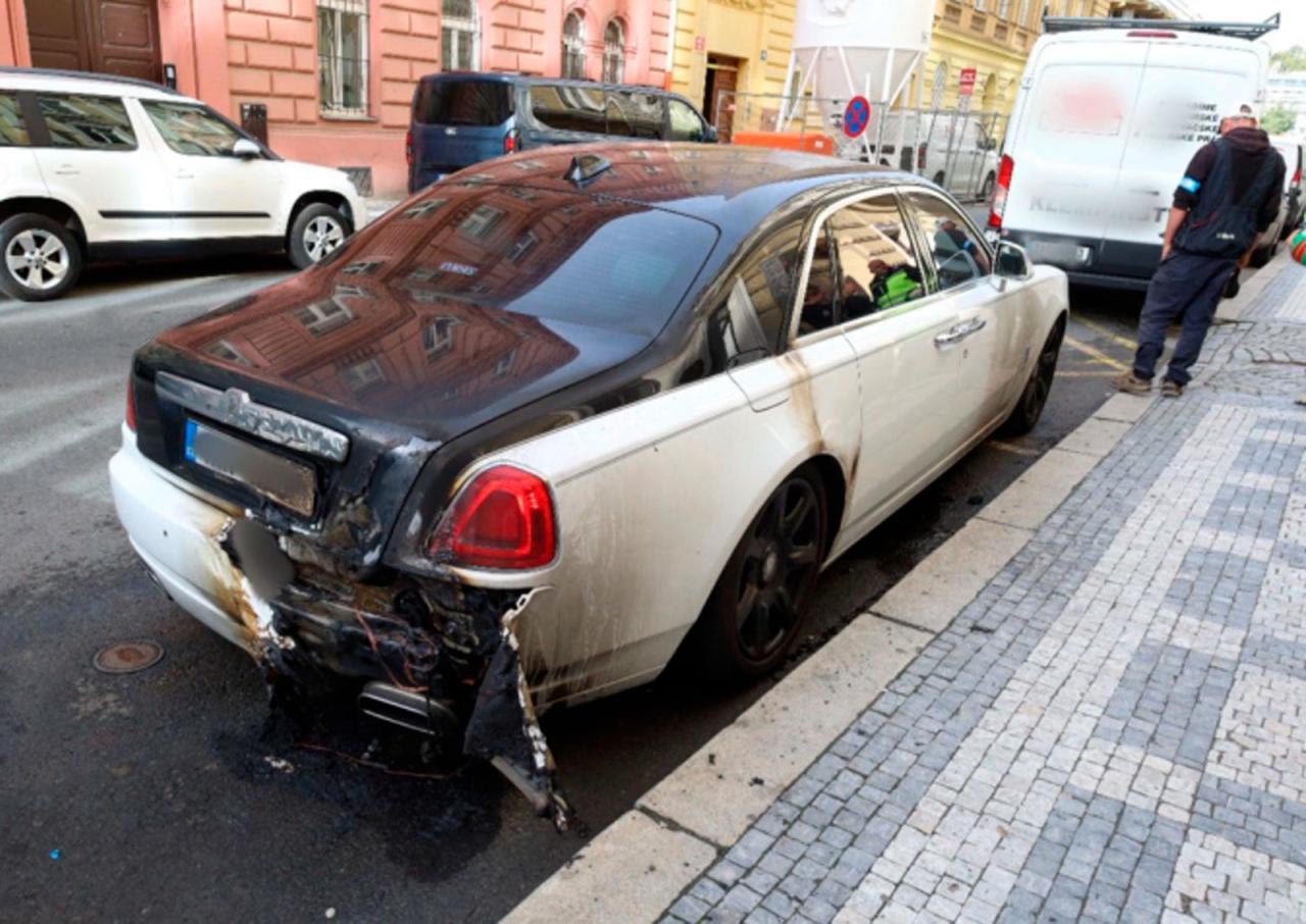 Поджог автомобиля Rolls-Royce в Праге попал на видео