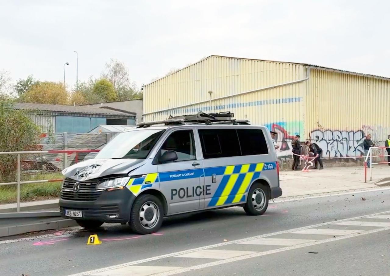 В Праге полицейский автомобиль сбил несовершеннолетнюю девушку