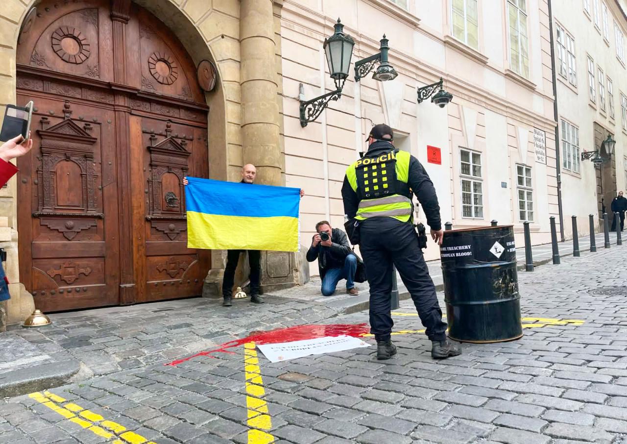 В Праге проукраинские активисты вылили «кровь» перед посольством США