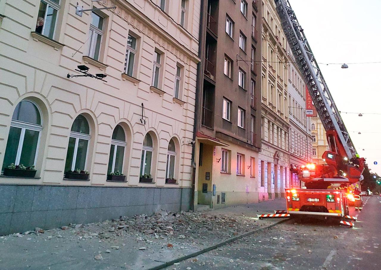 В центре Праги на тротуар обрушился каменный карниз