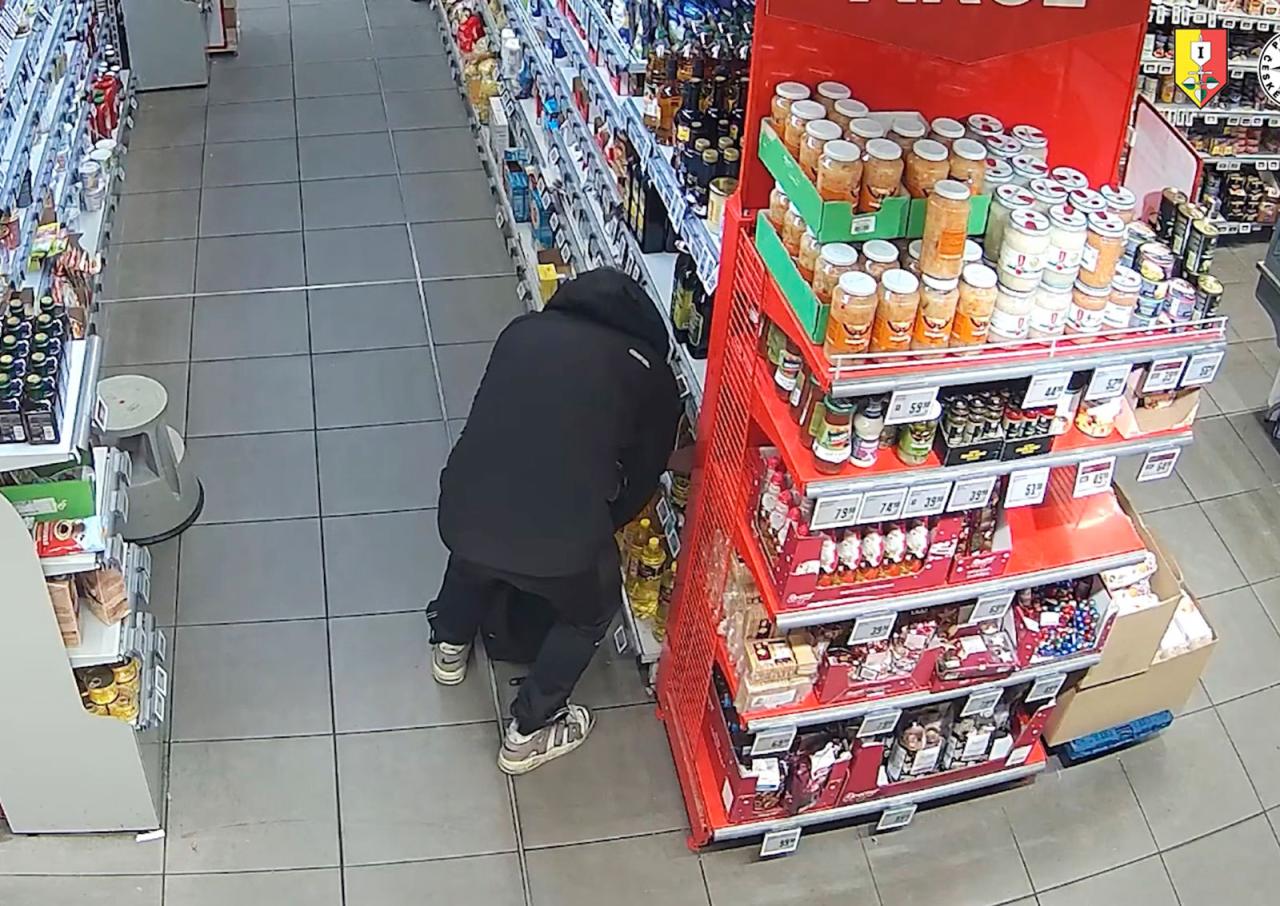 В Праге магазинный вор угрожал охраннику ножом: видео