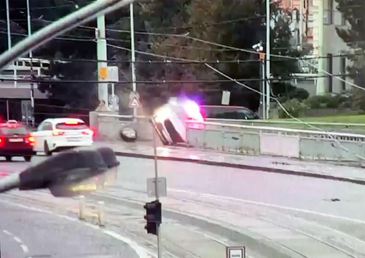 Появилось видео падения полицейской машины в реку в центре Праги 