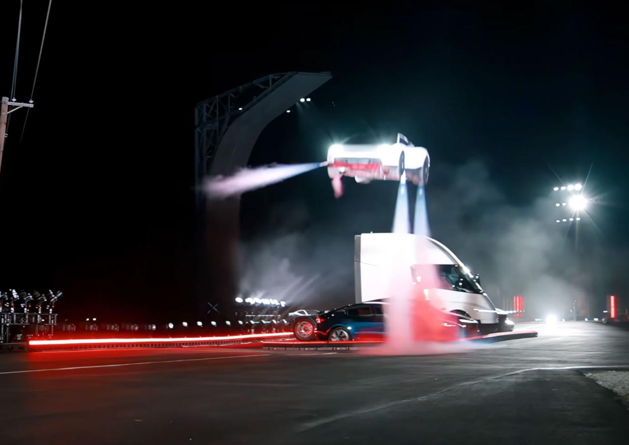 Tesla представила электромобиль, способный перелетать через препятствия: видео