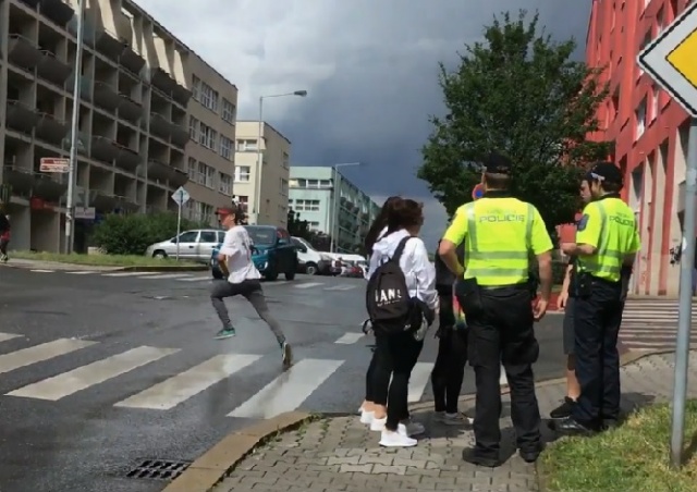 Пражская полиция проверила школьников на алкоголь: видео