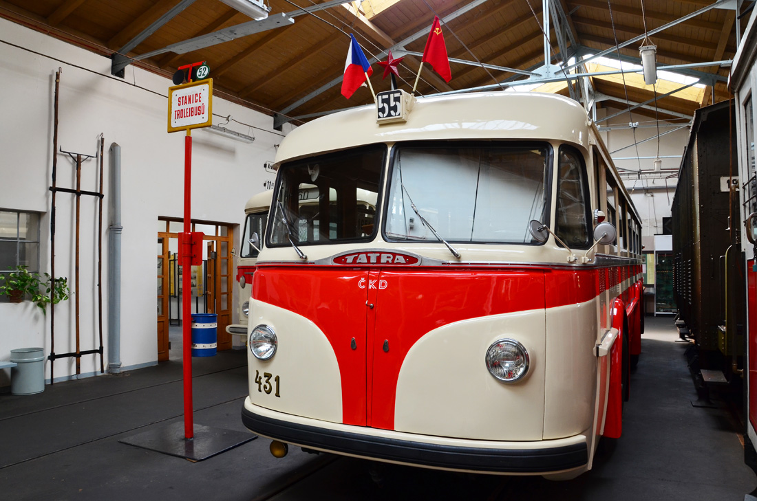 Тролейбус Tatra T-400 эксплуатировался в Праге до 1955 года