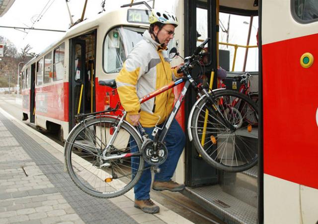 Правила провоза велосипеда в общественном транспорте Праги