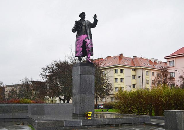 Вандалы осквернили памятник советскому маршалу Коневу в Праге