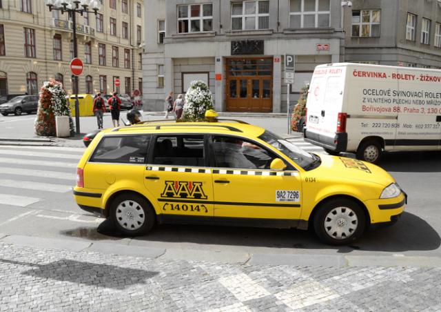 Пражским таксистам хотят запретить курить в машине и парковаться в «синих зонах»