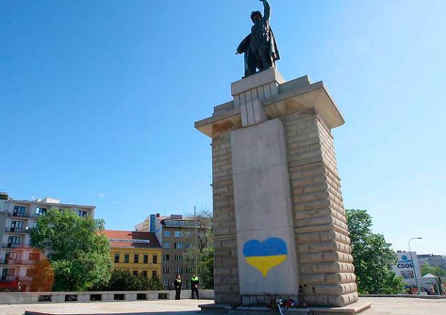 На памятнике красноармейцу в Брно нарисовали сердце в цветах украинского флага