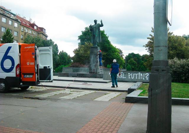 На памятнике маршалу Коневу в Праге появилась надпись «Хайль Путин»