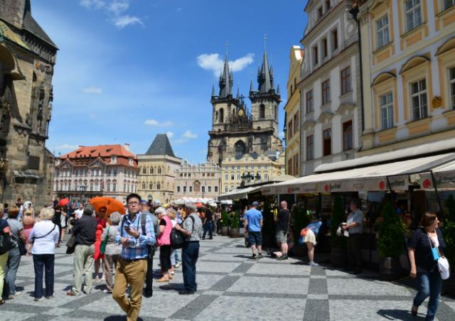 Китайские туристы впервые потратили в чешских магазинах больше россиян