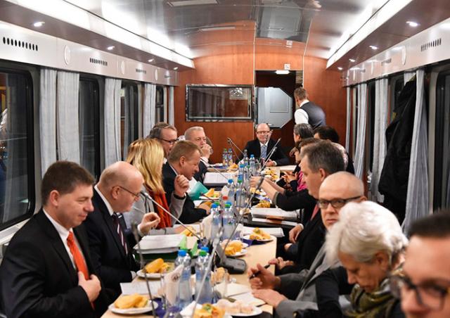 Правительство Чехии начало выездное заседание прямо в поезде