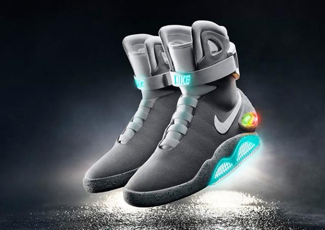 Nike подарила первые самозавязывающиеся кроссовки звезде «Назад в будущее»