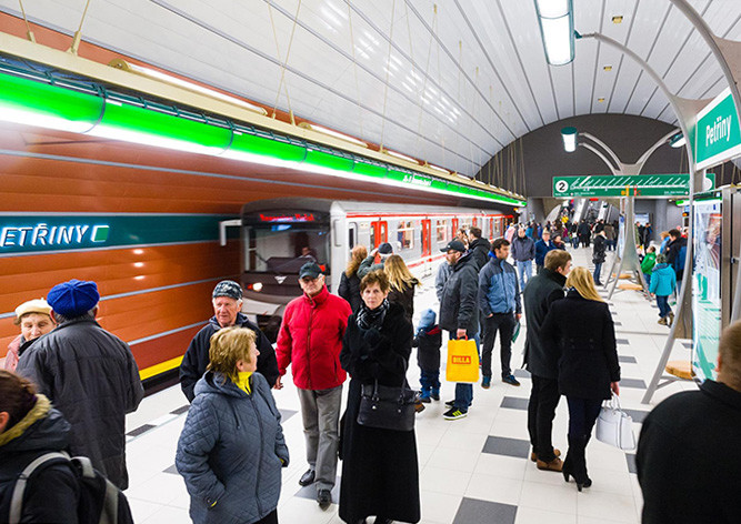 Work metro. Зеленая ветка метро Прага. Метро в Америке. Метро Евросоюза. Метро Пражская работа.