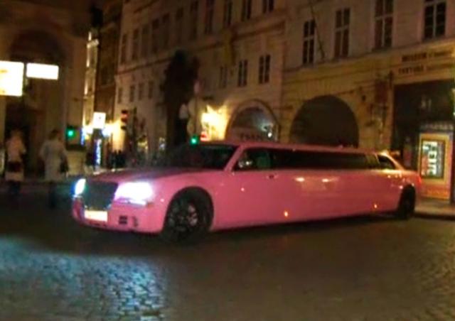 Розовый лимузин едва не покалечил туристов на Карловом мосту в Праге