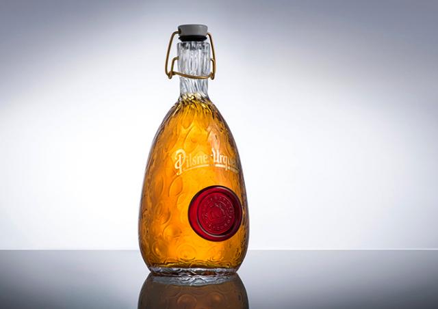 Видео: как создавали уникальные пивные бутылки Pilsner Urquell