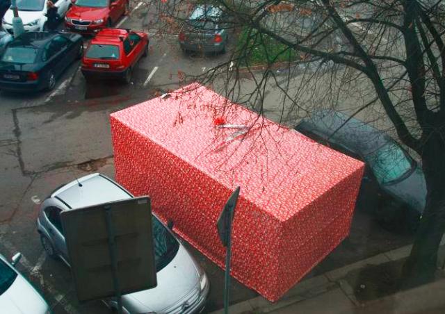 В Чехии «банда» Санта-Клаусов упаковала полицейскую машину в подарочную коробку