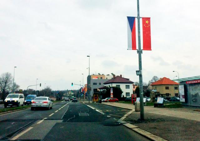 Главу Праги 6 возмутило появление флагов Китая на улицах города