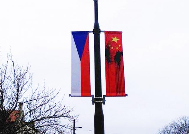 В Праге вандал испортил десятки флагов Китая