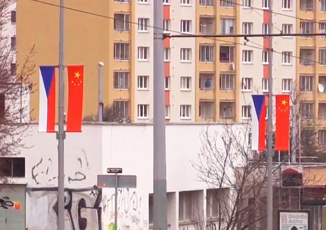 Недовольный пражанин сорвал флаги Китая с уличных столбов