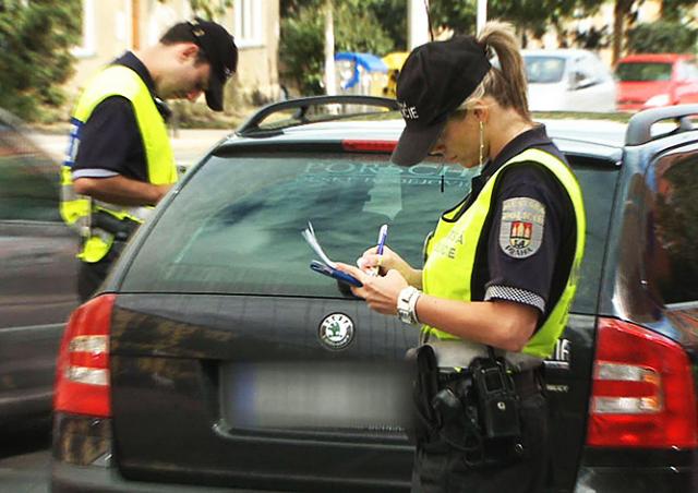 Полиция Праги предложила новым сотрудникам бонус в 100 тыс. крон