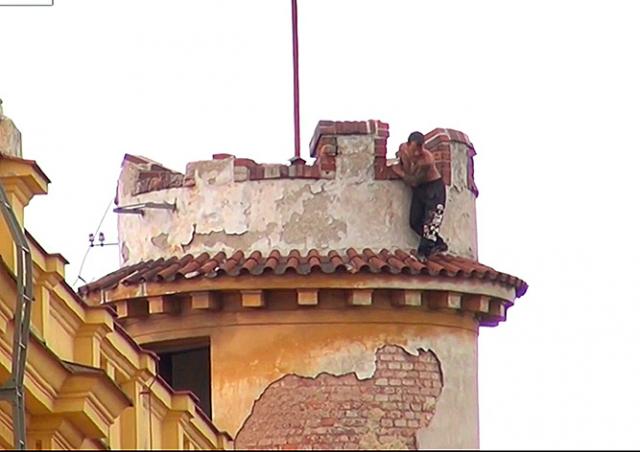 Видео: спецназ силой снял иностранца с башни в центре Праги