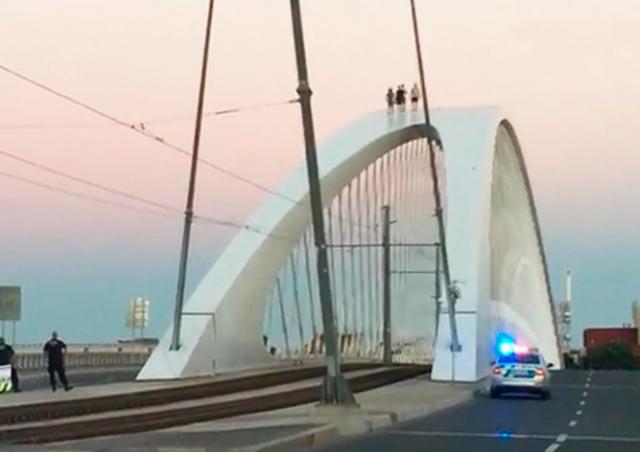 В Праге четверо экстремалов прогулялись по арке Тройского моста