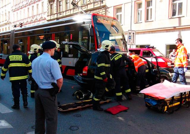 Трамвай столкнулся с автомобилем в центре Праги