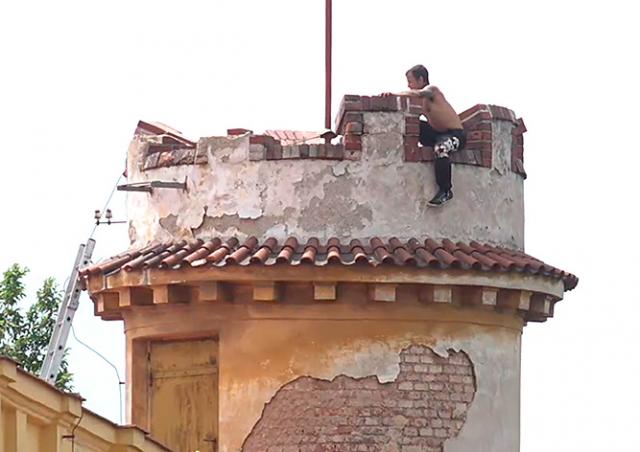 Русскоговорящий мужчина грозится спрыгнуть с башни в центре Праги