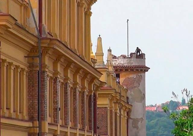 Стало известно, зачем иностранец 15 часов сидел на башне в Праге
