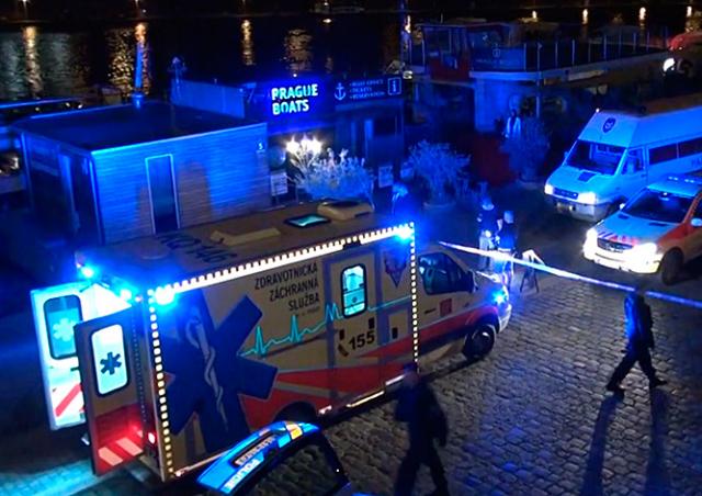 Мужчина утонул в центре Праги, упав в реку с прогулочного судна
