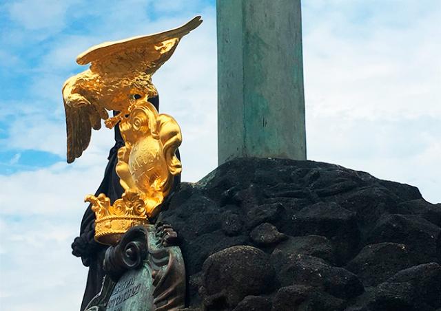 На Карлов мост Праги спустя 20 лет вернулась золотая орлица