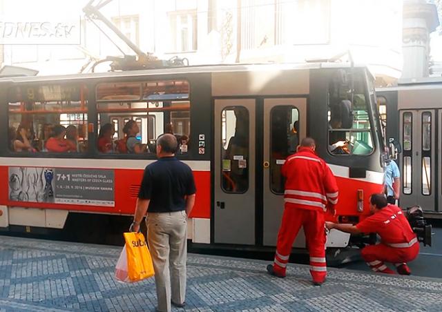 В Праге трамвай четверть часа не выпускал пассажиров