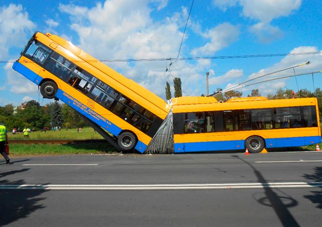 Троллейбус «встал на дыбы» в результате ДТП в Чехии