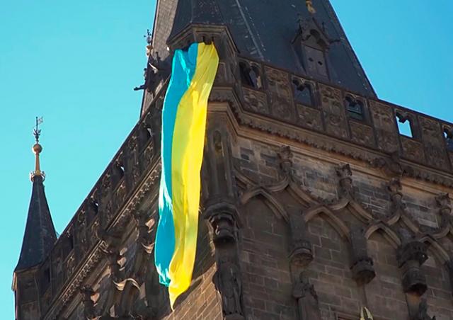 На пражских башнях вывесили флаг Украины