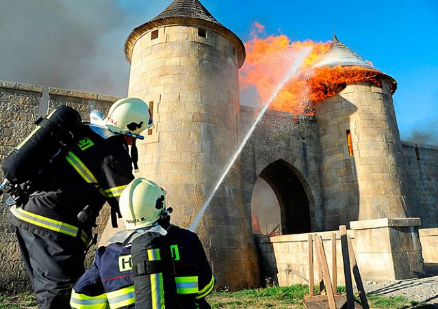 Фото: пожар на киностудии «Баррандов» в Праге тушили всю ночь