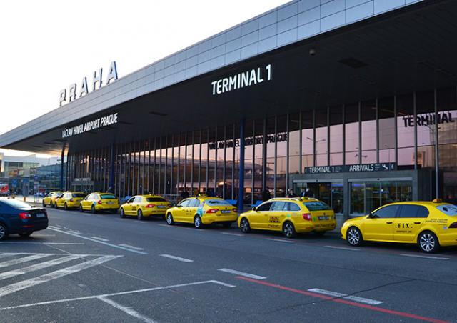 Право стоять у аэропорта Праги получили такси FIX и Taxi Praha