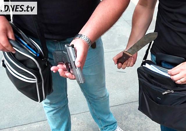 Бесполезные проверки: журналисты пронесли на Пражский Град нож и пистолет