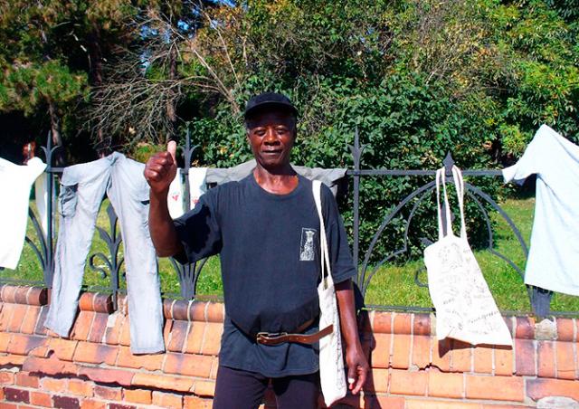 Чернокожий отшельник сушил одежду на заборе чешской церкви
