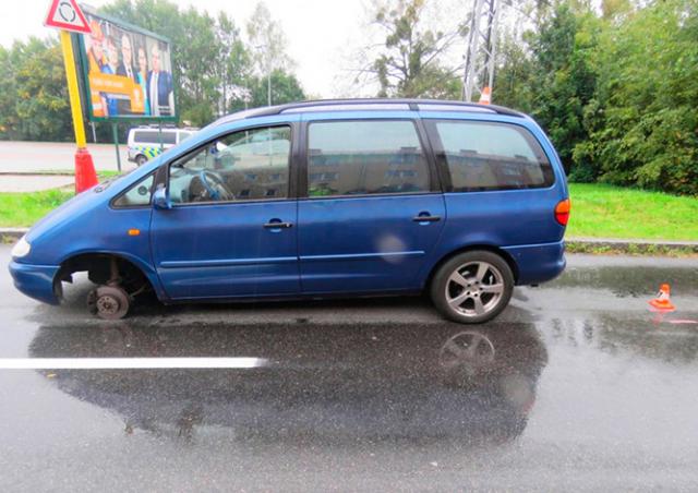 Отлетевшее от машины колесо серьезно ранило пешехода в Чехии