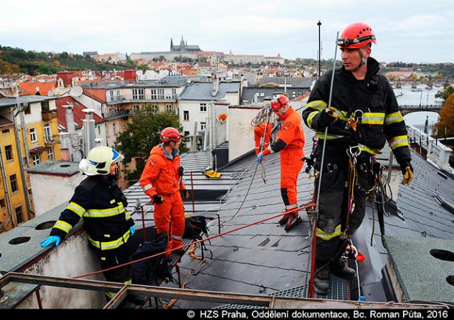 В центре Праги мужчина упал с крыши при попытке сделать фотографию