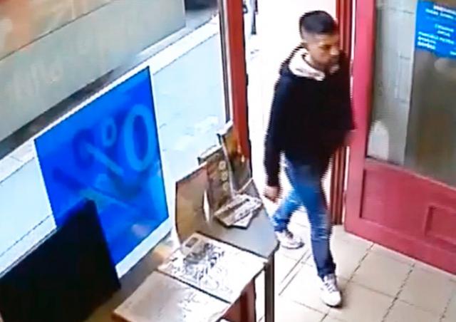 «Хитрое ограбление» обменника в центре Праги попало на видео