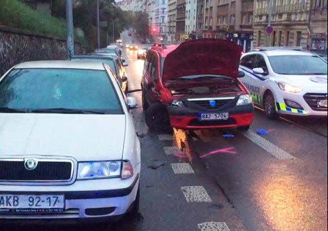 В центре Праги водитель умер за рулем во время движения