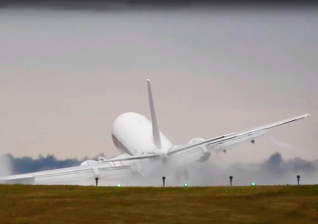 Видео: самолет сдуло ветром при посадке в аэропорту Праги