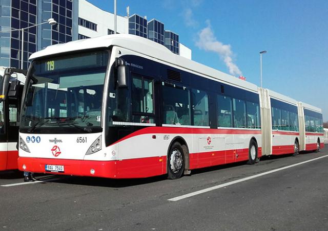 На улицы Праги вышел самый длинный автобус в истории Чехии